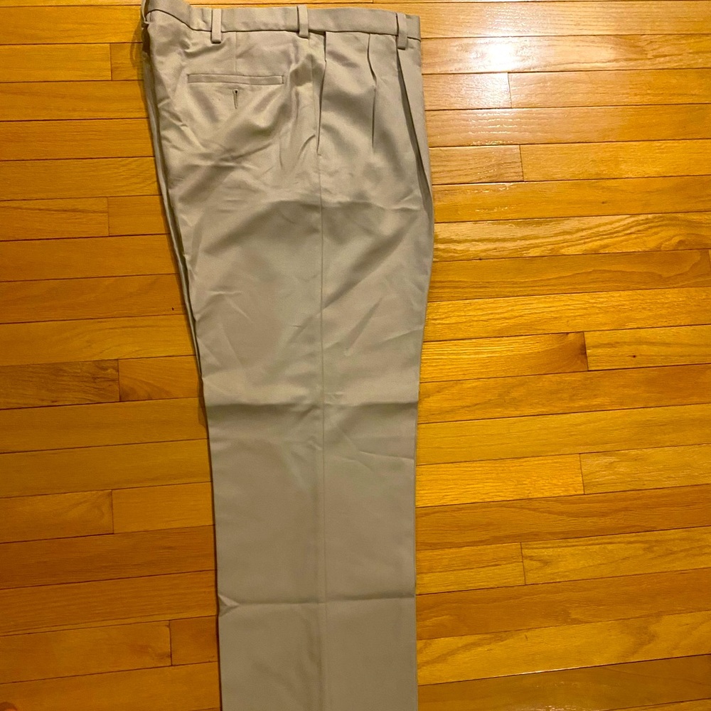 Mens like new Haggar Dress pants. 38x34. Smoke free excellent condition